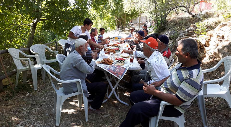 Babaları için mevlit verdiler