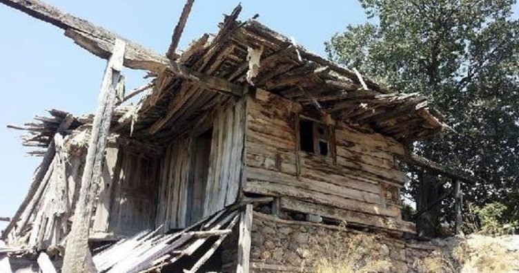 Asırlık evler yok oluyor