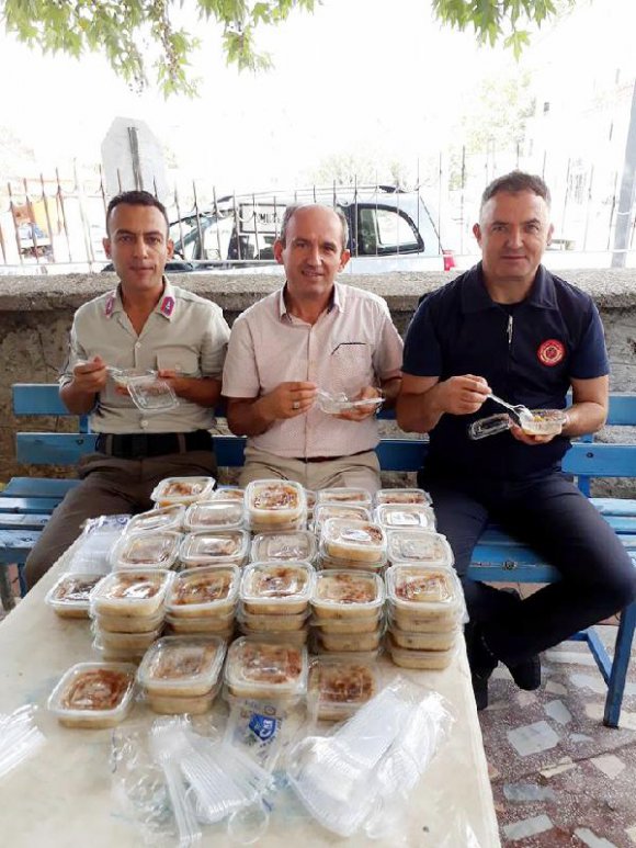 Müftülük aşure dağıttı