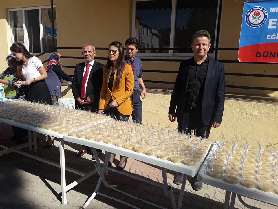Öğrencilere aşure ikramı