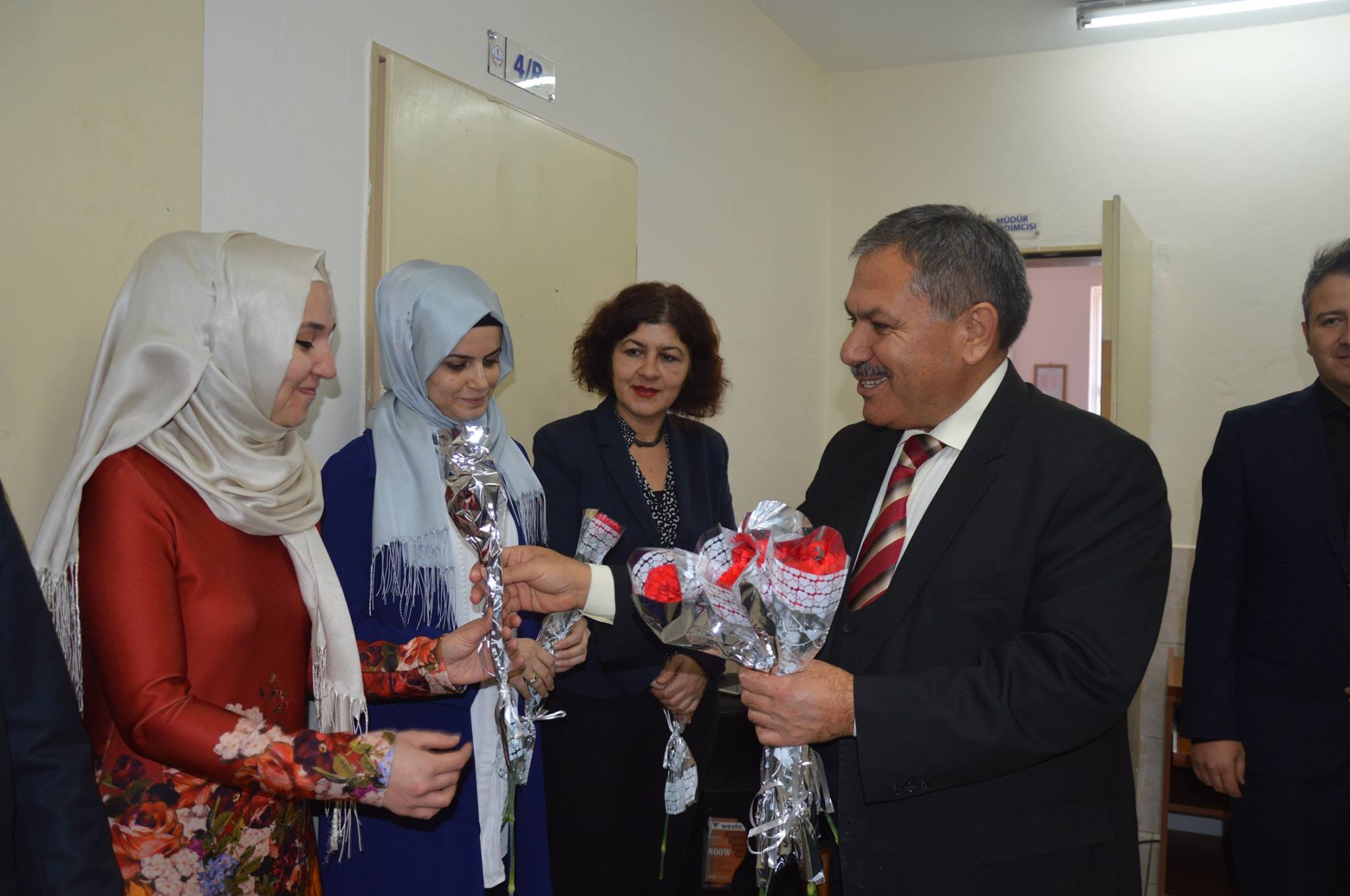 Meslektaşlara çiçekli kutlama