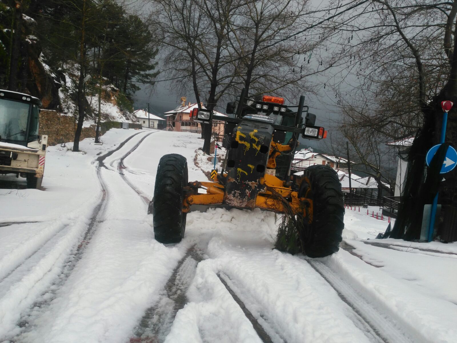 Karla kaplanan yollar trafiğe açıldı