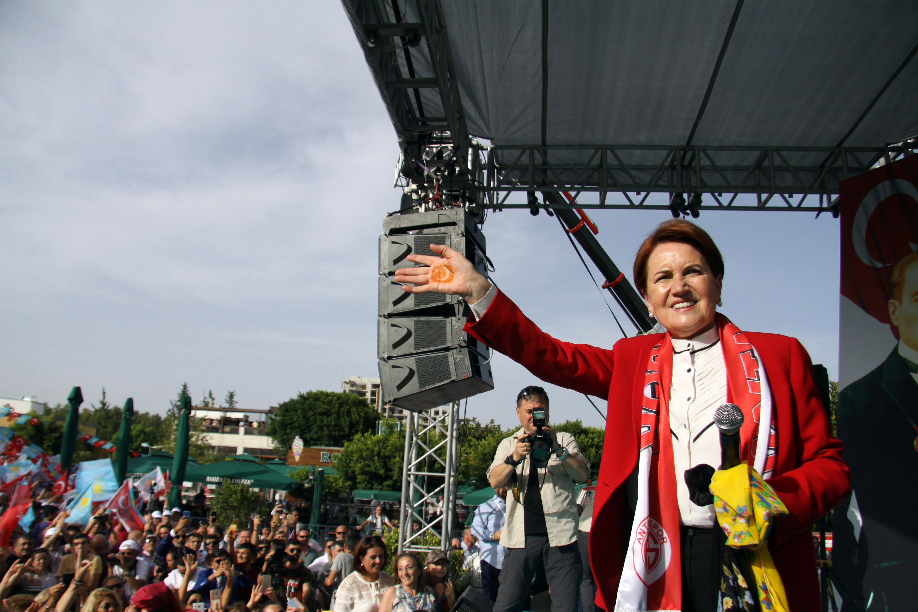 Antalya'da Akşener'e Yoğun İlgi