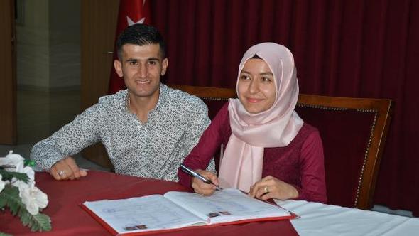 İşitme engelli çift işaret diliyle 'evet' dedi