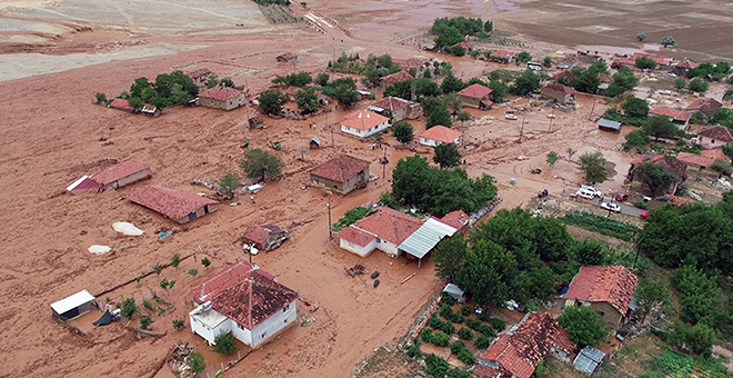Elmalı sel suları altında kaldı