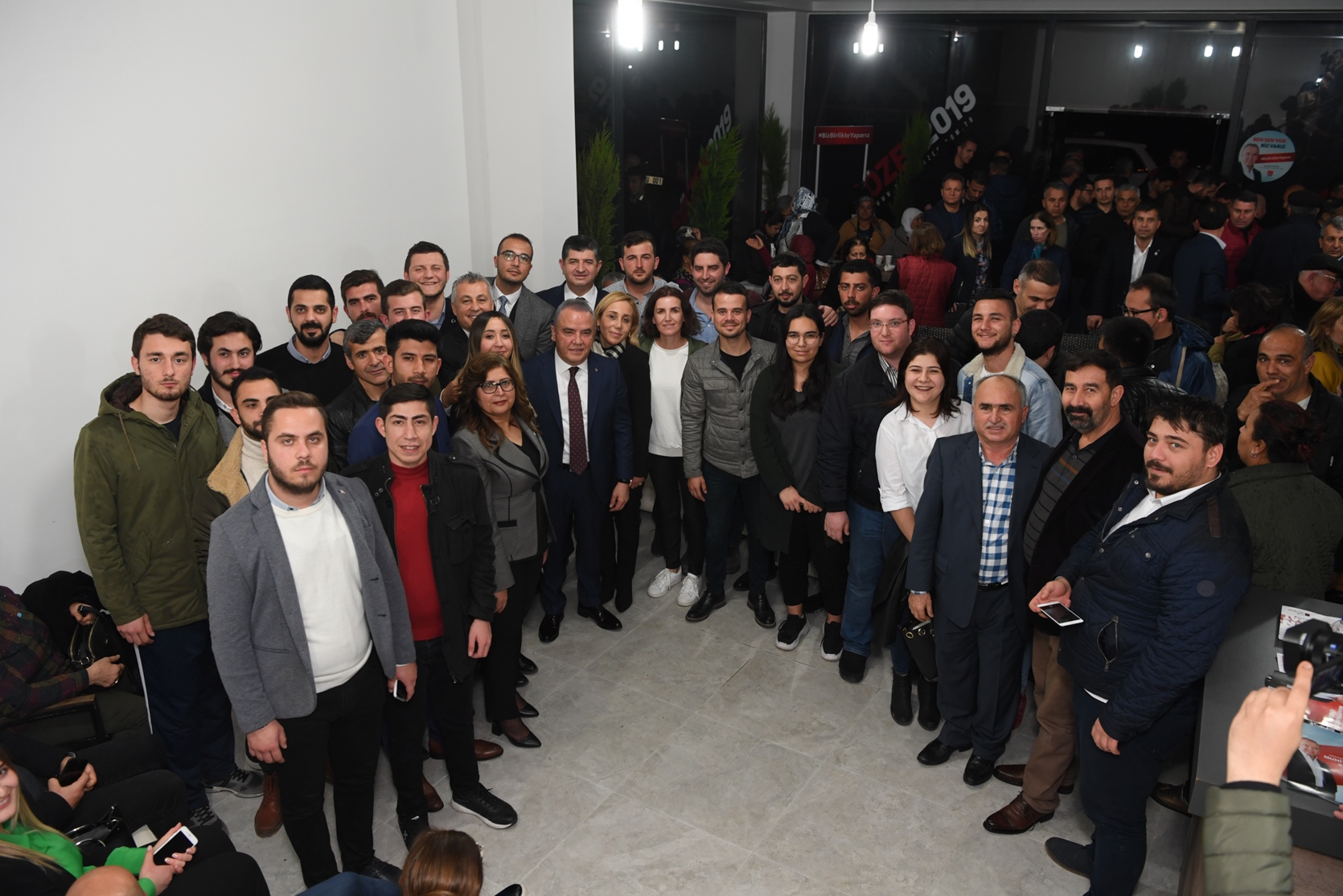 Başkan Adayı Böcek’e büyük sevgi gösterisi