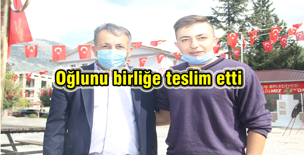 Oğlunu birliğe teslim etti