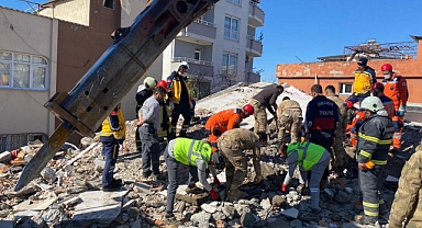 Kepez’in ekipleri deprem bölgesinde canla başla çalışıyor