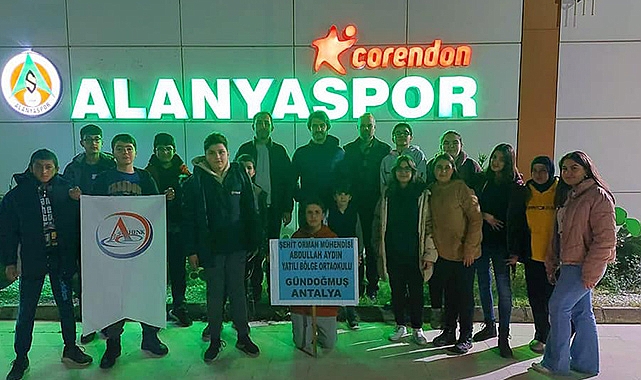 Öğrenciler maça gitti