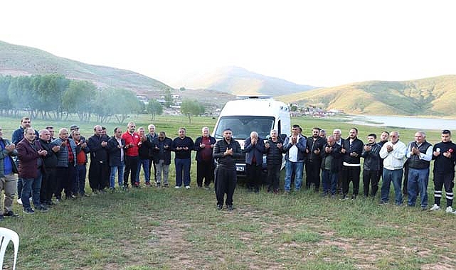 Dualarla hizmete girdi