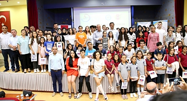 Genç Kalemler ödüllerini aldı