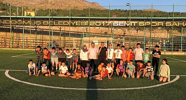 Futbol okulunu ziyaret ettiler