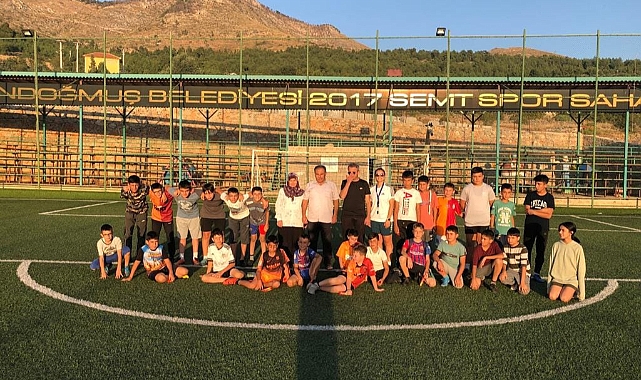 Futbol okulunu ziyaret ettiler