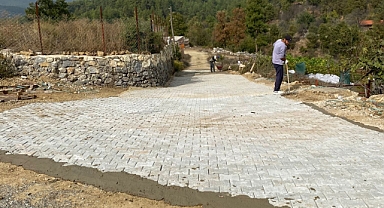 Batı ve doğuda parke çalışması