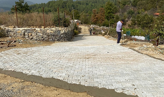 Batı ve doğuda parke çalışması