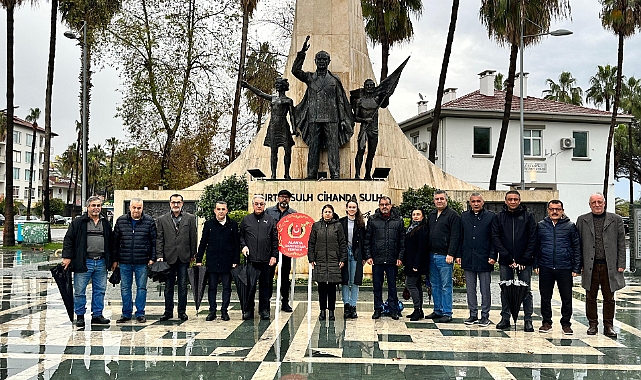 Gazeteciler Atatürk Anıtı’na çelenk bıraktı