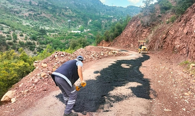 Büyükşehir’in Gündoğmuş’ta yol mesaisi