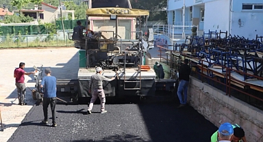 Okul bahçesine asfalt çalışması