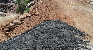 Kayabükü’nde yol mesaisi