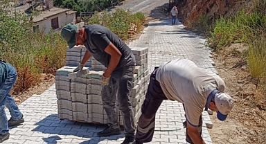 Parke taşı çalışmaları sürüyor