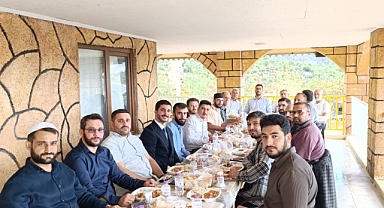 Yemekte bir araya geldiler