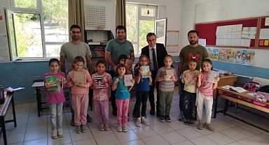 İlçe Milli Eğitim Müdürü Nevzat Akbel'den öğrencilere nazik hediyeler