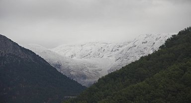 Gündoğmuş dağlarına yılın ilk karı düştü