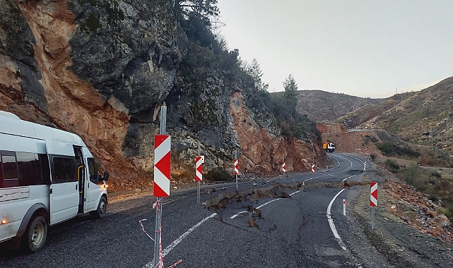 Gündoğmuş’ta yağmur toprak kaymasına yol açtı