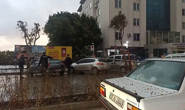 Komşu ilçede fırtına hayatı felç etti