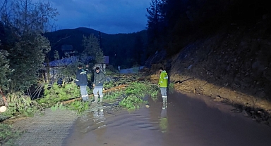 Yollar yarıldı, köprüler taştı, öğrenciler mahsur kaldı