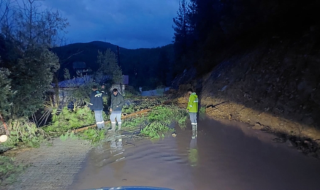 Yollar yarıldı, köprüler taştı, öğrenciler mahsur kaldı
